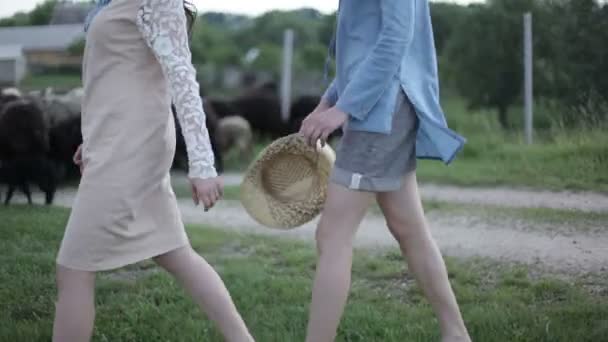 Junge Frauen auf dem Bauernhof — Stockvideo