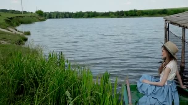 Mujer joven en barco — Vídeos de Stock