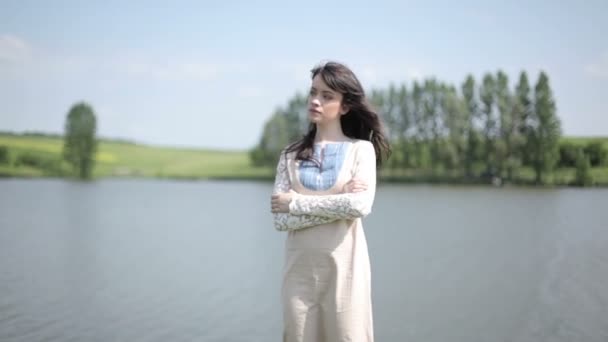 Mujer joven cerca del lago — Vídeo de stock