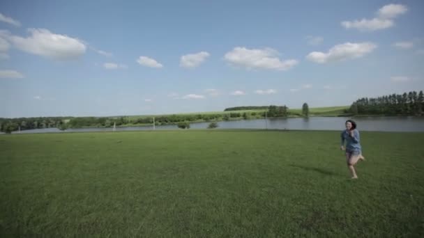 Junge Frau läuft in Feld — Stockvideo