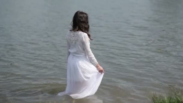 Молодая женщина в мокром платье — стоковое видео