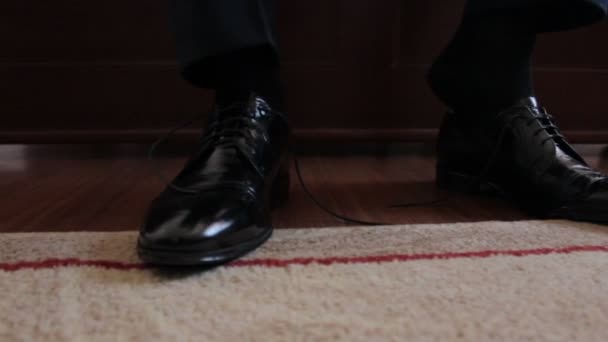 Mann zieht Schuhe an — Stockvideo