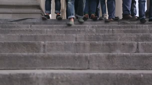 Hombres caminando en escaleras — Vídeos de Stock