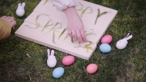 Hands preparing spring decorations — Stock Video