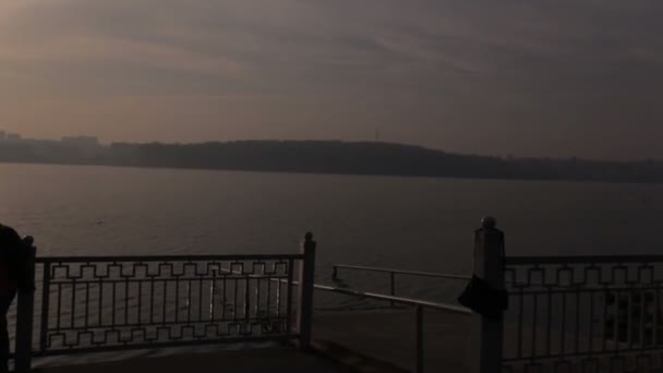 美丽的夕阳与湖 — 图库视频影像