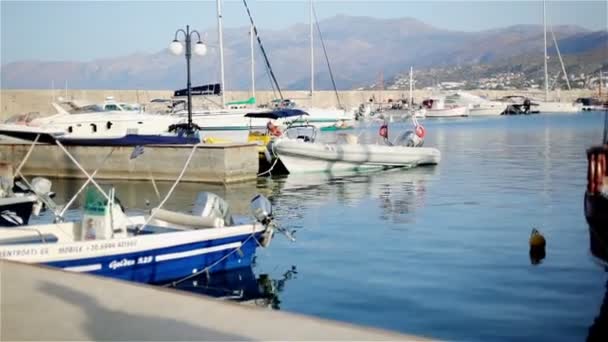 Barcos y barcos en el puerto — Vídeos de Stock