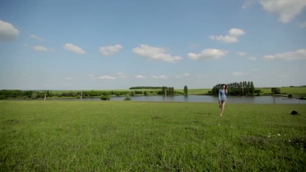 Mujer joven corriendo en el campo — Vídeo de stock