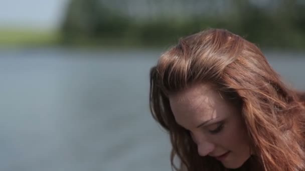 Νεαρή γυναίκα κοντά Λίμνη — Αρχείο Βίντεο