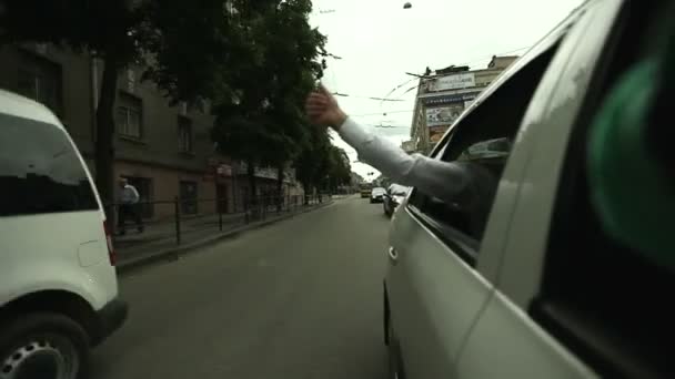 Homme heureux en voiture — Video