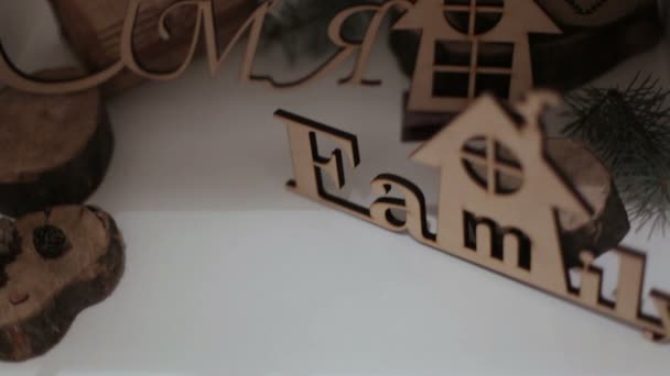 Familia de la placa de madera — Vídeos de Stock