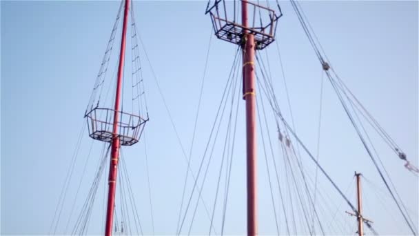 Mast und blauer Himmel — Stockvideo