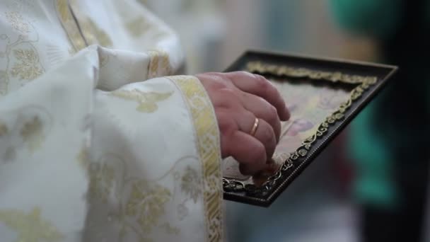 Підготовка весілля в церкві — стокове відео