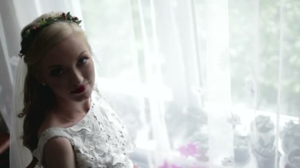 Nevěsta stojí u okna — Stock video