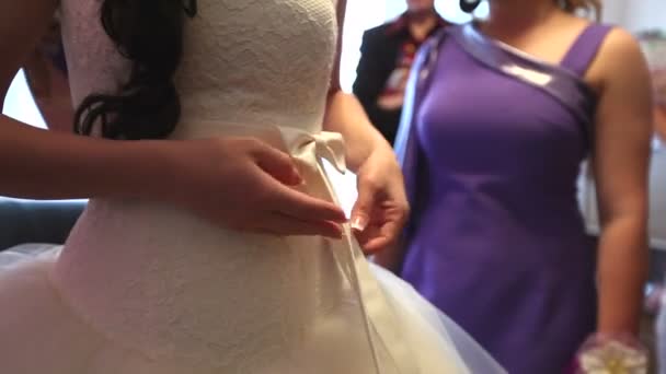 Braut zieht Schleife — Stockvideo