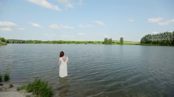 젊은 여 자가 물에 걷기 — 비디오