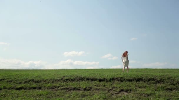 Young woman in Field — Stock Video