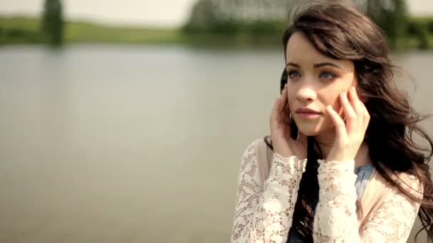 Tânăra femeie lângă lac — Videoclip de stoc