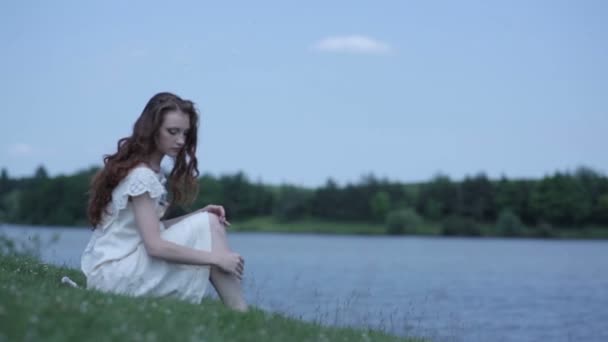 Young woman Near lake — Stock Video