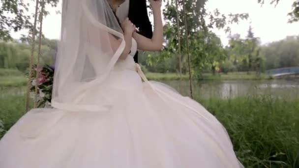 Bruidegom kussen bruid — Stockvideo