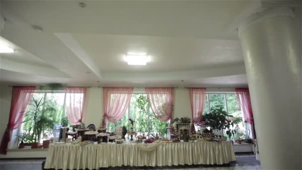 Mesa buffet no salão do banquete — Vídeo de Stock