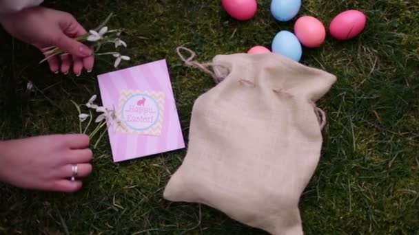 mains préparant des décorations de printemps 