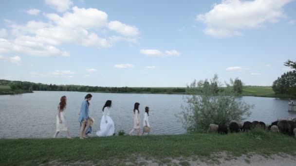 Unga kvinnor nära lake — Stockvideo