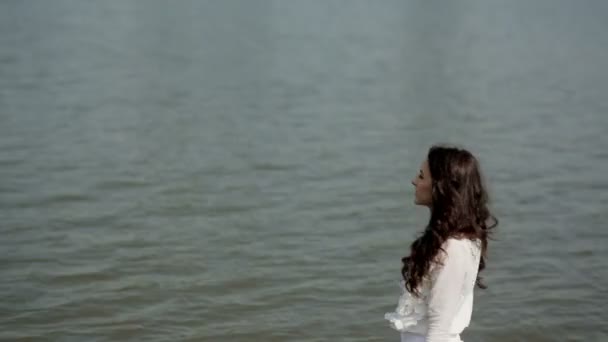 Mujer joven caminando en el agua — Vídeos de Stock