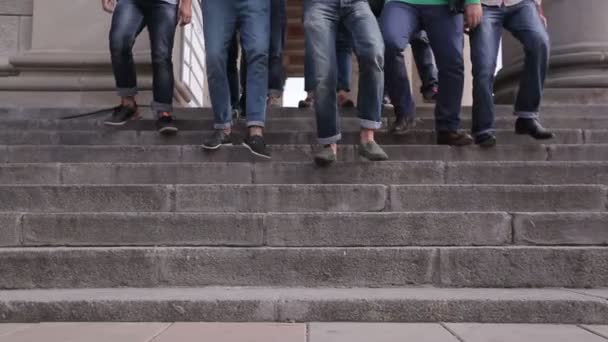 Hombres caminando en escaleras — Vídeo de stock