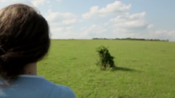 Молода жінка біжить у полі — стокове відео