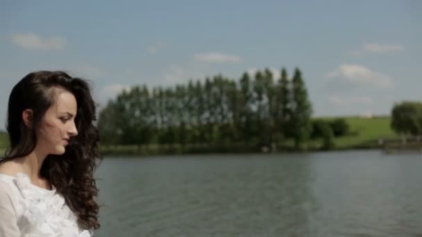 Mujer joven caminando en el agua — Vídeo de stock