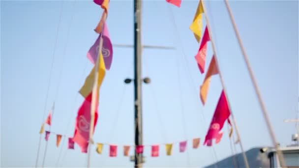Mast met kleurrijke vlaggen — Stockvideo