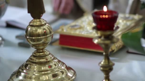 Свадебная подготовка в церкви — стоковое видео