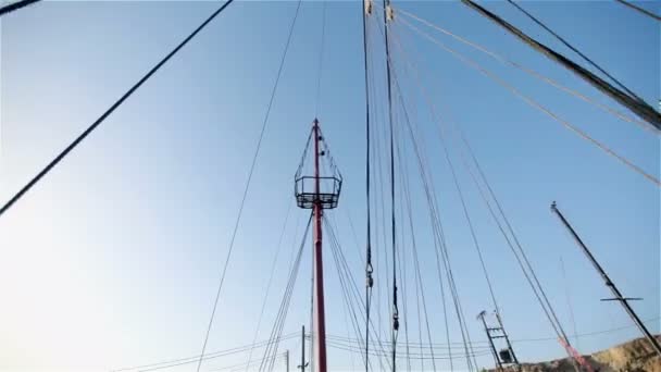 Mast und blauer Himmel — Stockvideo