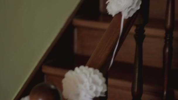 Virágokkal díszített lépcső — Stock videók