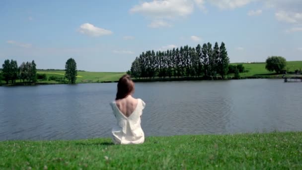 Jovem mulher perto do lago — Vídeo de Stock