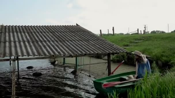 Mujer joven en barco — Vídeos de Stock