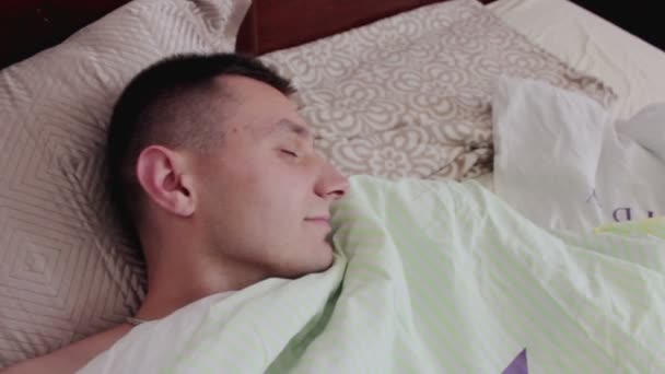 fiatal férfi alszik az ágyban