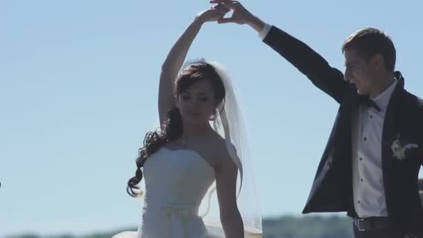 Sposa e sposo ballare insieme — Video Stock