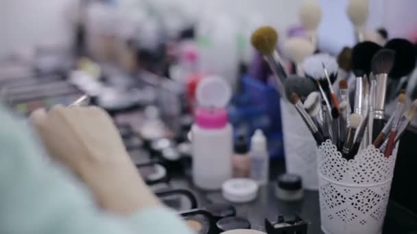 Professionell kosmetolog arbetar — Stockvideo