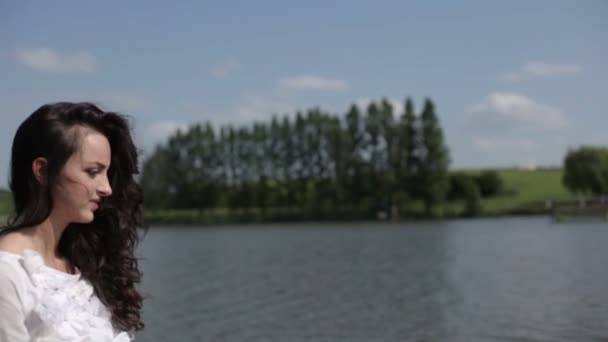 Ung kvinna promenader i vatten — Stockvideo
