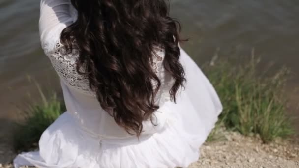 Giovane donna vicino al lago — Video Stock