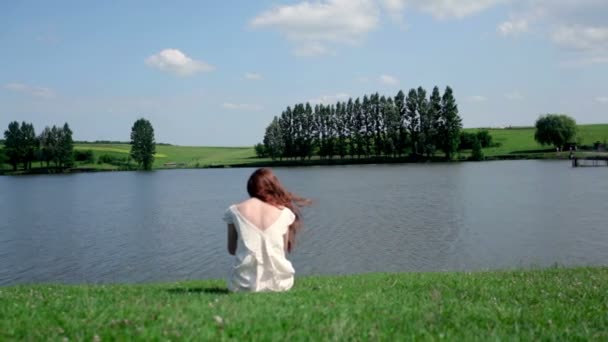 Młoda kobieta, w pobliżu jeziora — Wideo stockowe