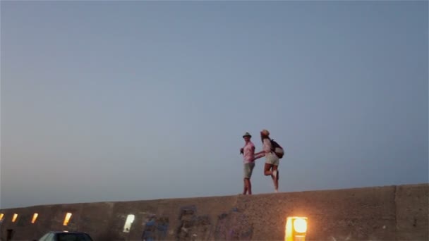 Guy avec fille au bord de la mer — Video