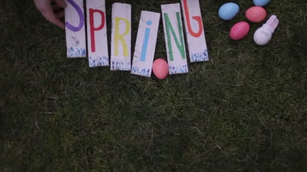 Hands preparing spring decorations — Stock Video