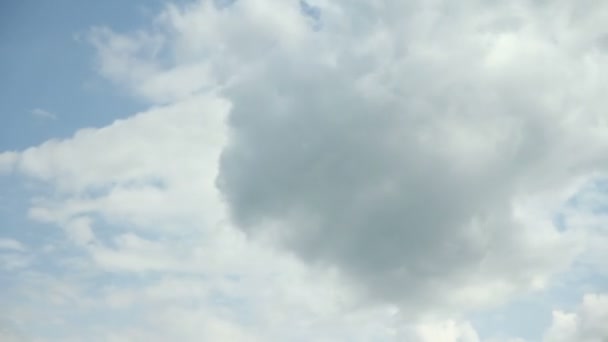 Weiße Wolken am Himmel — Stockvideo