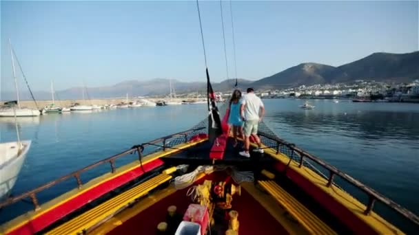 Couple sur l'arrière du navire — Video