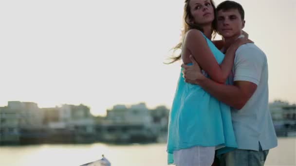 Sahil üzerinde duran yeni evliler — Stok video