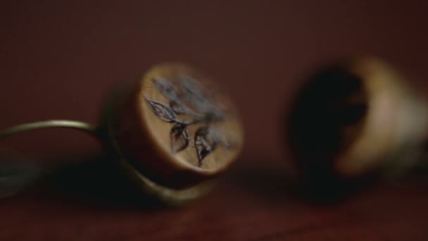 Pendientes en mesa de madera — Vídeos de Stock