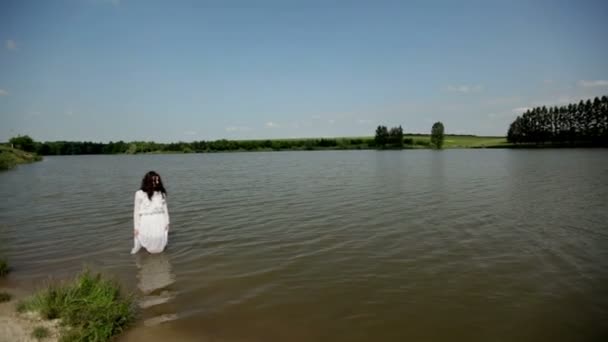 젊은 여 자가 물에 걷기 — 비디오