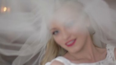 Gelinlik giymiş gelin 